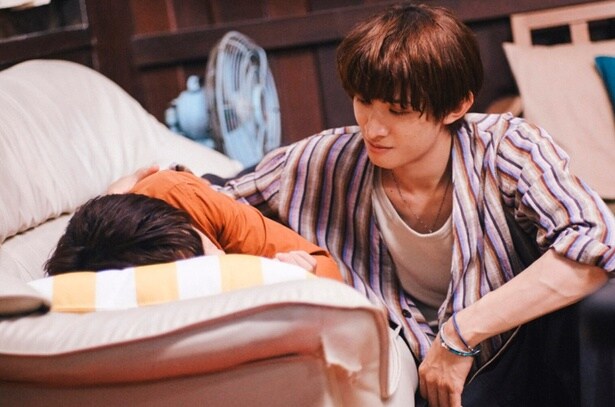  酔って寝てしまったソウタをカイが優しく見つめている。このあとのキッチンのシーンも見逃せない