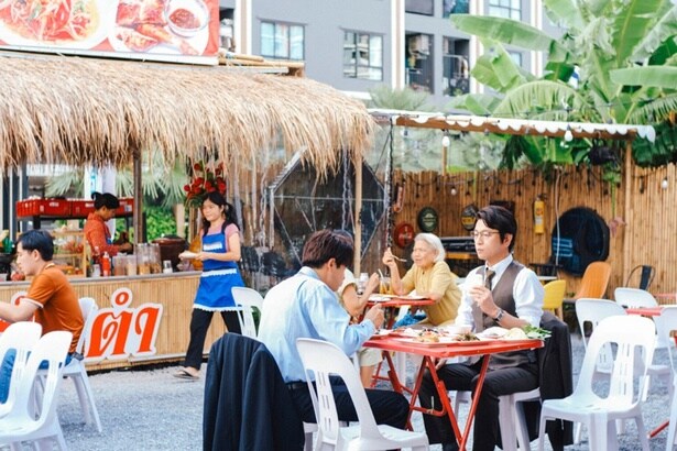  ルーク(逢見亮太)の案内で、屋台でソムタムなどを食べるソウタ(森崎ウィン)とジン(及川光博)。劇中に登場する数々のタイ料理にも注目！