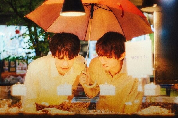  ナイトマーケットを楽しむソウタとカイ。相合傘で自然と縮まる2人の距離がロマンティックなシーンだ