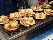 【10月31日まで】アワビ・ホタテ・和牛が新橋駅前に大集結！全国30自治体のご当地グルメが楽しめる物産展で20％還元も