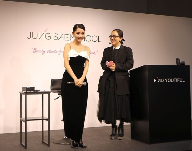 ドレスアップしたミチさんと、ブランド代表のジョン・センムルさん