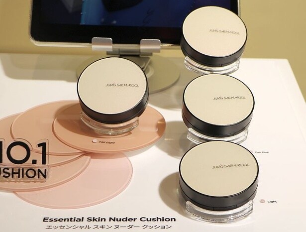 「ホリデーエディション」に入っているのは、長時間華やかな肌を表現してくれるクッションファンデ「エッセンシャル スキン ヌーダー クッション」