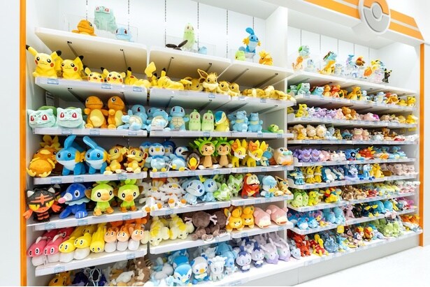 さまざまなポケモンのぬいぐるみが並んだ商品棚