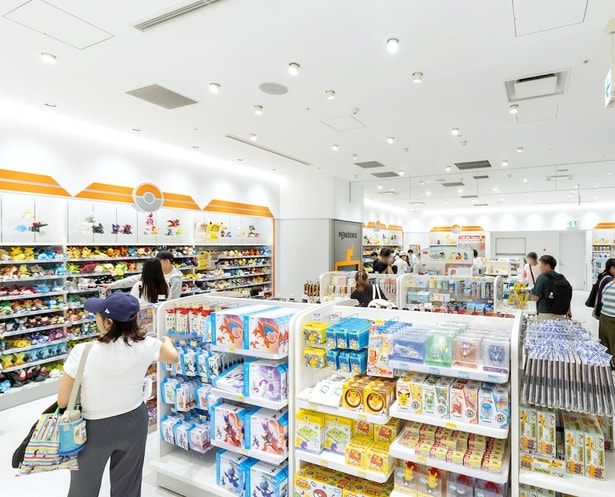 広くなった店内にはたくさんのポケモングッズが並ぶ