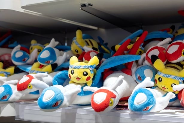 ラティオスに乗ったピカチュウ