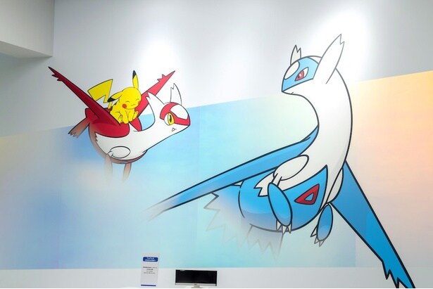レジ横の壁でピカチュウとラティアス・ラティオスが見送ってくれる