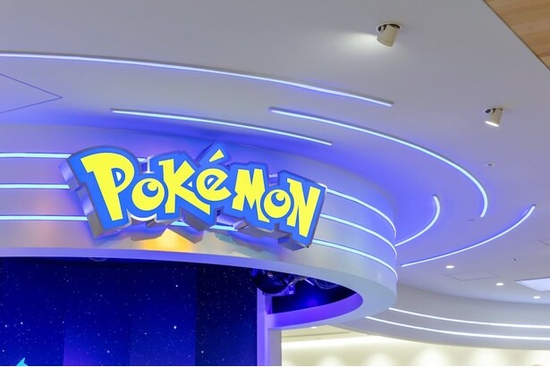 天井には流線型の謎の照明が