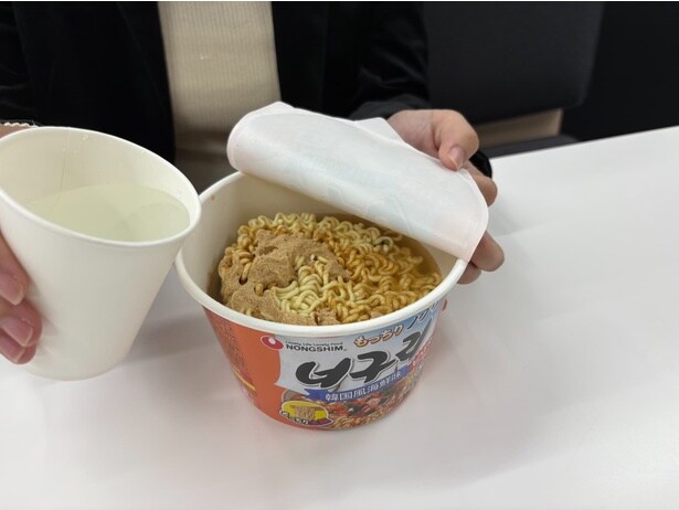 続けて熱湯を注ぐ