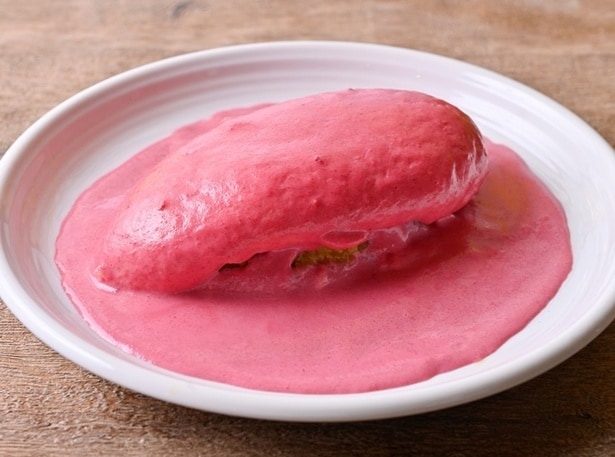 ビーツのピンクがかわいい「濃厚チーズの“沼”オムライス PINK」(2288円)