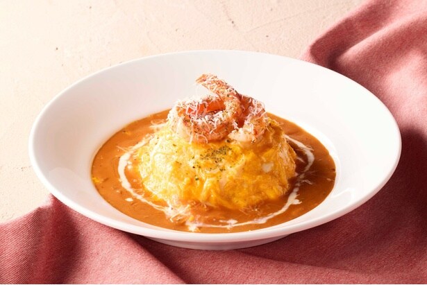 【写真】「炙り赤海老のふわとろオムライス~濃厚ビスクソース~」(1419円)。ハーフサイズやサラダとのセット商品もある