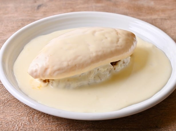 とろ〜りチーズがあふれる「濃厚チーズの“沼”オムライス WHITE」(2178円)