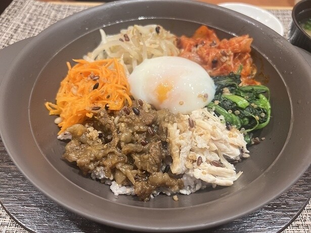 「炭火焼肉と彩り野菜の十三穀米 美ビンバ(みそ汁・コチュジャンつき)」