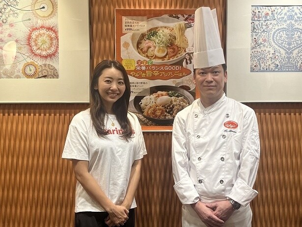 フィットネスインストラクター竹脇まりなさん(左)とジョナサンの御園シェフ(右)