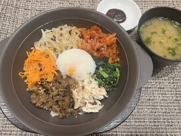 フィットネスインストラクター竹脇まりなさん監修「炭火焼肉と彩り野菜の十三穀米 美ビンバ(みそ汁・コチュジャンつき)」