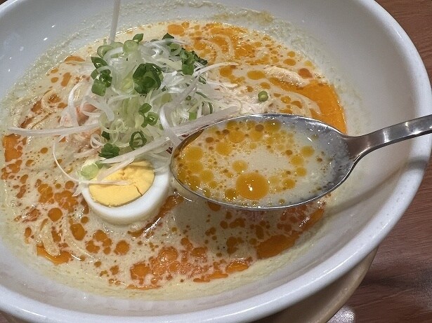 スープはマイルドな辛さでクセになる味わい