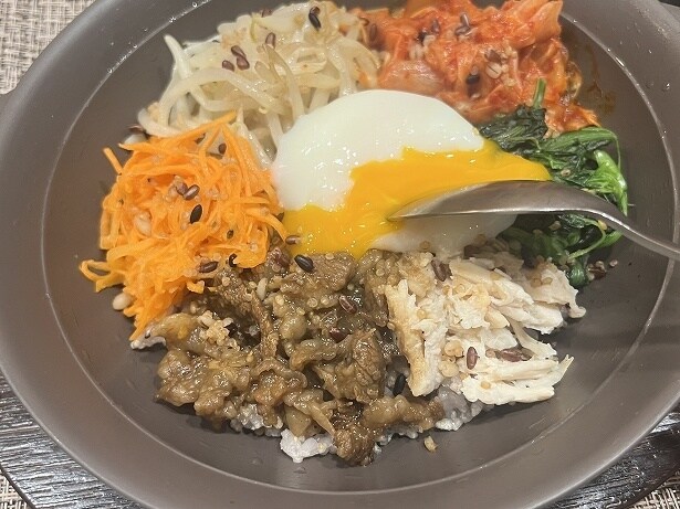 トッピングの卵を割って、全体によく絡めて食べよう