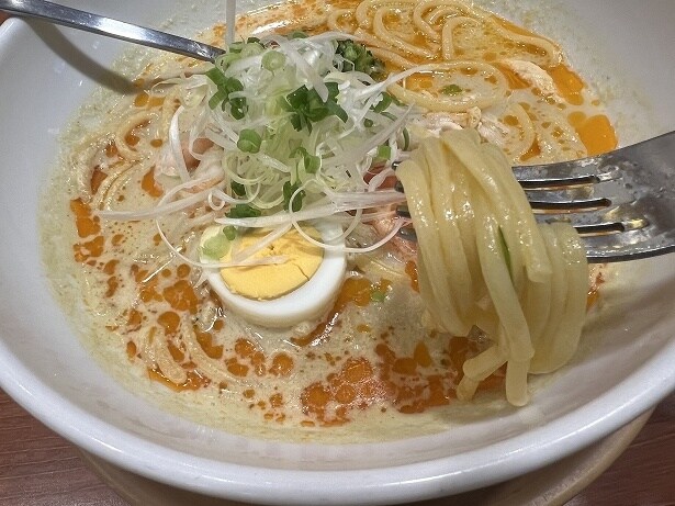 “アジアンごはん”に自家製生パスタを合わせているのも驚き