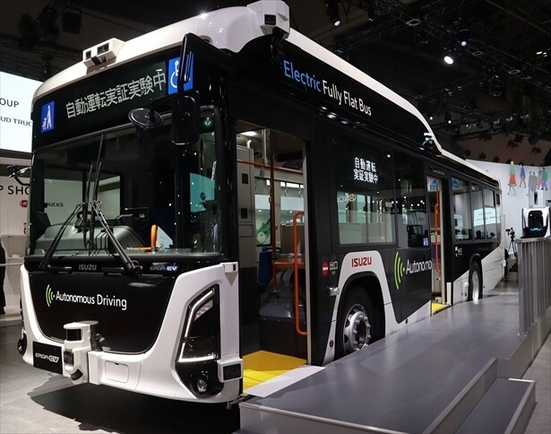 【写真】「エルガEV 自動運転バス」が初公開されたいすゞグループブース