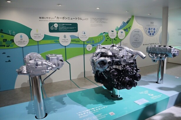 いすゞグループの技術や取組みを紹介するパネル・ジオラマ展示。「マルチフューエルエンジン」も参考出品されている