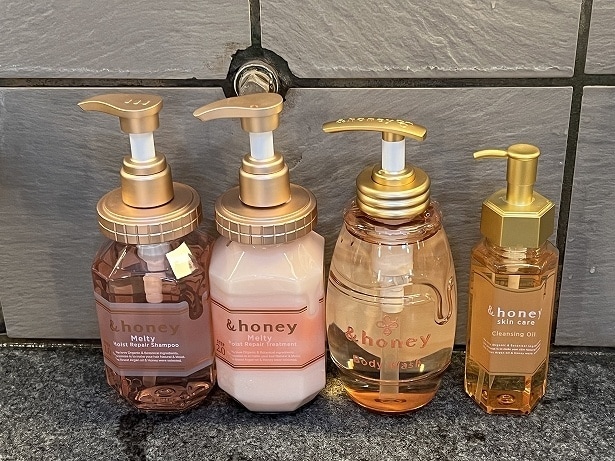 ピンク色がかわいい「Melty」の商品特長は「うねりケア」でローズハニーの香り