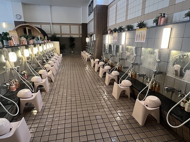 浴室内、どこに座っても「&honey」のアイテムが使えるように多数設置