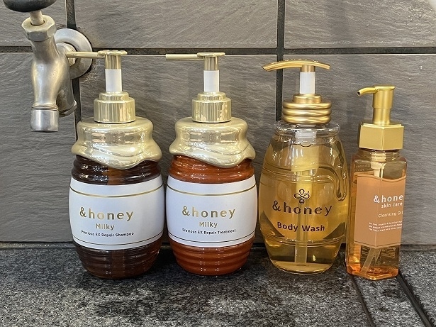浴室には「&honey」のシャンプーやコンディショナーが並ぶ