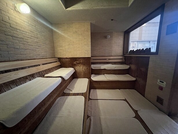 サウナは座る場所によって感じる熱さが違うので自分にとっていい場所を選ぼう