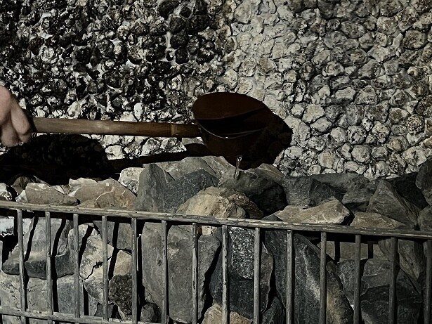 ロウリュでハニーレモンの香りが室内に広がる