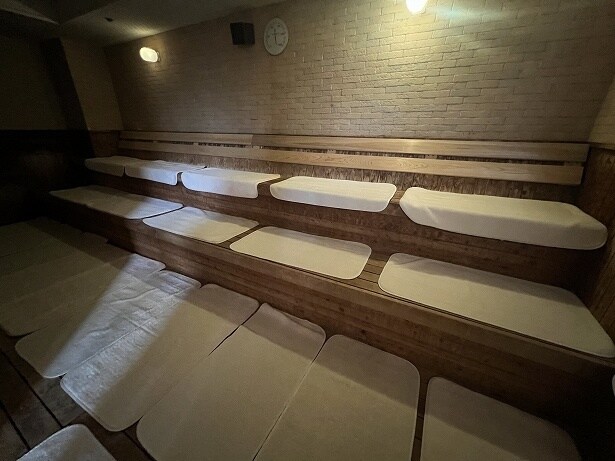 広々とした「イズネスサウナ室」