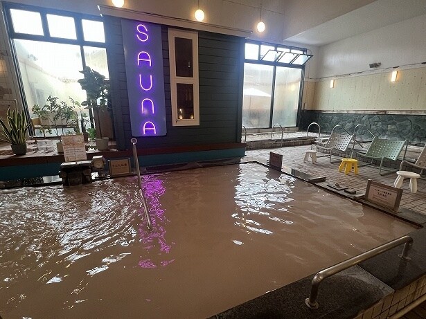 この日の「うたたね湯」は「Relax Spa」の淡いピンクのお湯に