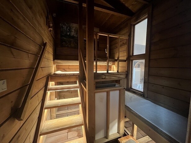 「サウナコタ」の中は2階建てのようになっていて、セルフロウリュができる