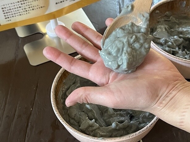 泥パックは手にとって顔全体にムラなく塗ろう