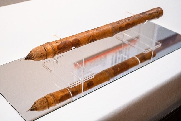 「天平宝物筆」は、752年(天平勝宝4年)の開眼法要で用いられたとされる筆。さらに、1185年(文治元年)に再興された大仏の開眼儀でも、後白河法皇が使用した遺品と伝わる