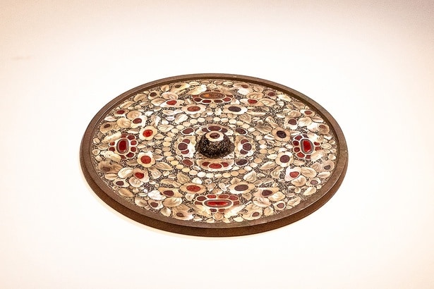 「平螺鈿背円鏡 附 題箋」は、背面に螺鈿で花鳥文をあらわした鏡。赤い琥珀やラピスラズリ、ターコイズなどが埋め込まれている