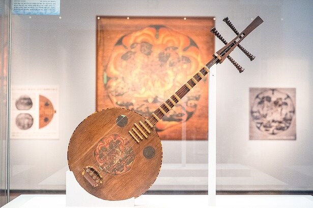 雑楽に用いられた四弦の楽器「桑木阮咸」は、背面に「東大寺」の銘が記され、東大寺伝来品ということがわかる