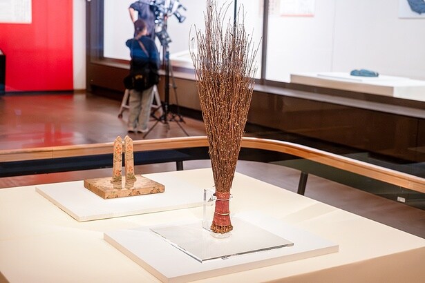 「子日目利箒」は、758年(天平宝字2年)正月初子の日の儀式で用いられた手ぼうき