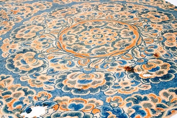 中央アジアの遊牧民に伝わる技法で作られた、羊毛フェルト製の敷物。色彩豊かな模様が特徴的