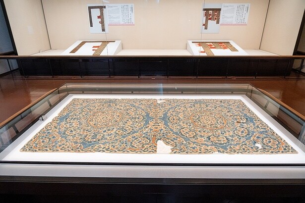 正倉院に伝来する37点の「花氈」の中でも色彩表現が豪華な宝物。唐からの舶来品と考えられる