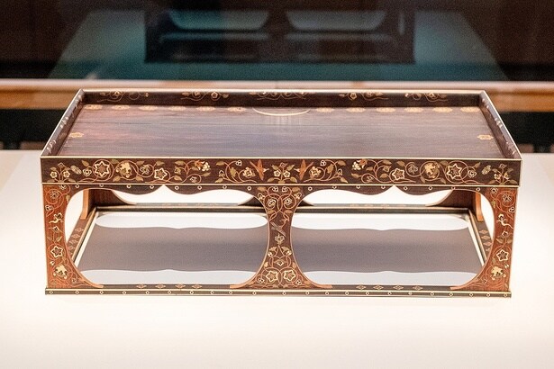 木画の技法で装飾した双六盤「木画紫檀双六局」は、象牙や鹿角などで文様を表わす木画を用いた美しい装飾が特徴