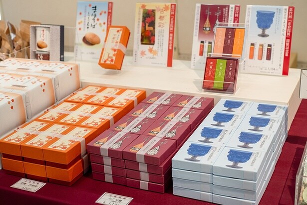 瑠璃坏と螺鈿紫檀五絃琵琶がデザインされたBOXに入った「ミニ羊羹」(各1134円)