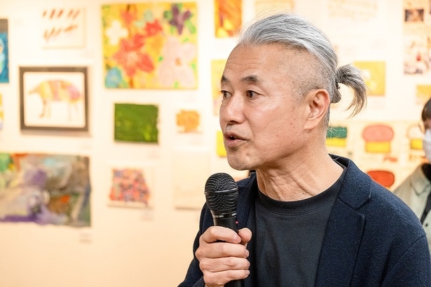 内覧会で「ともいきアート」について解説してくれた、ディレクターの中津川浩章さん
