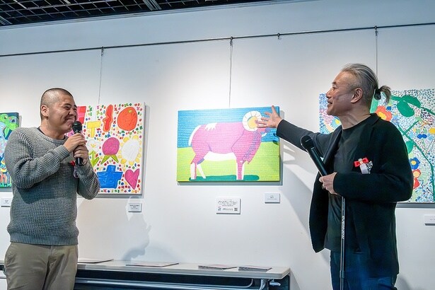 アーティストの奥津大希さん(左)と、作品「ムフロン」についてトークを繰り広げた