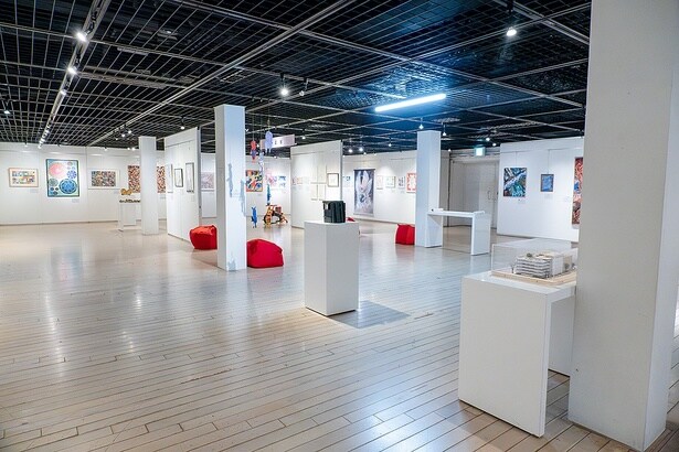 展示室内には、赤いビーズクッションが置かれている。ゴロゴロと寝っ転がりながらアート鑑賞できるのも、この展覧会の魅力のひとつ