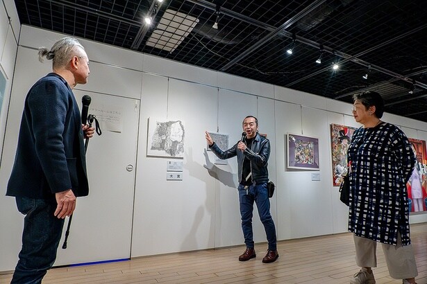 内覧会に登壇した審査委員の3名が、大賞作品「ライオン」について語り合った