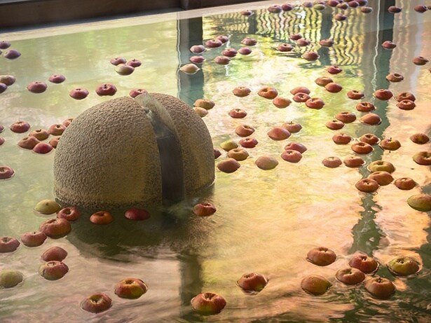 【写真】トンボの湯の内湯はりんごの甘い香りが広がる