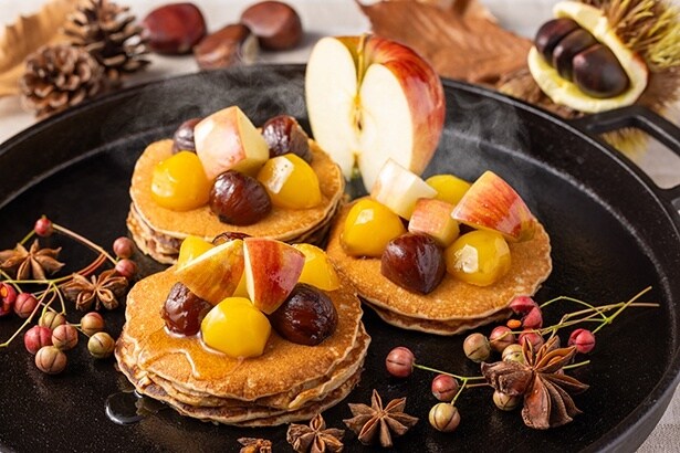 スキレットで提供する、秋の味覚たっぷりブリニ