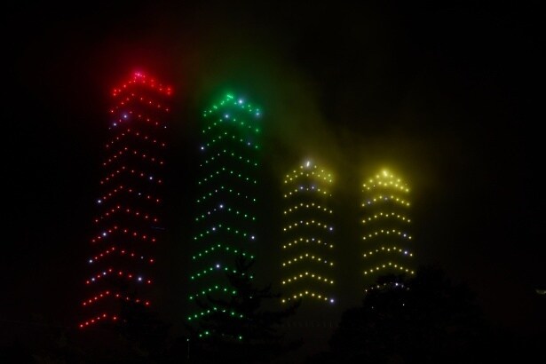 実際の建物を模した光のタワーが夜空に出現