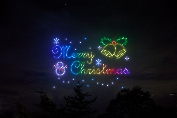 【写真】色とりどりのドローンが描き出す「Merry Christmas」。クリスマスムードを一気に盛り上げる幻想的な演出