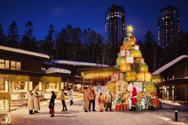 ホタルストリートに設置された巨大なツリー。あたたかな光景が広がる