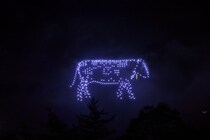 500機のドローンがトマムの宙を照らす！日本初の常設ショーがこの冬、星野リゾート トマムに登場